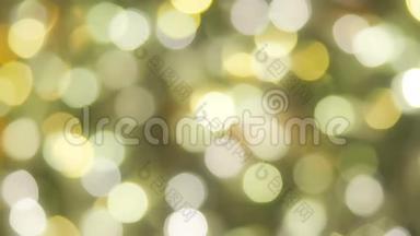 模糊的bokeh圣诞金色背景。 圣诞灯。 黄金假日新年抽象闪光离焦